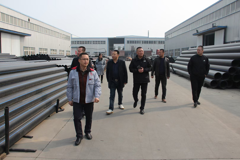 新疆天業(yè)集團(tuán)公司董事長李河、譚新民等人蒞臨陜西甘霖實(shí)業(yè)公司考察指導(dǎo)工作