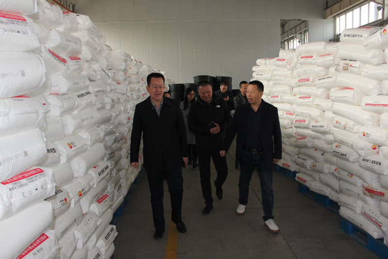 新疆天業(yè)集團(tuán)公司董事長李河、譚新民等人蒞臨陜西甘霖實(shí)業(yè)公司考察指導(dǎo)工作