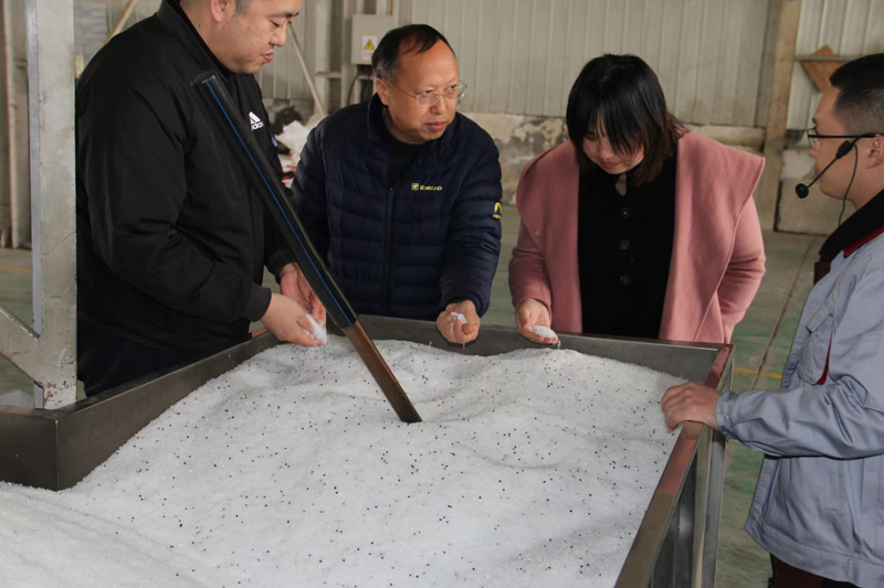 三門(mén)峽市陜州區(qū)水利局張局長(zhǎng)，自來(lái)水公司趙總經(jīng)理等人蒞臨陜西甘霖實(shí)業(yè)公司考察指導(dǎo)工作